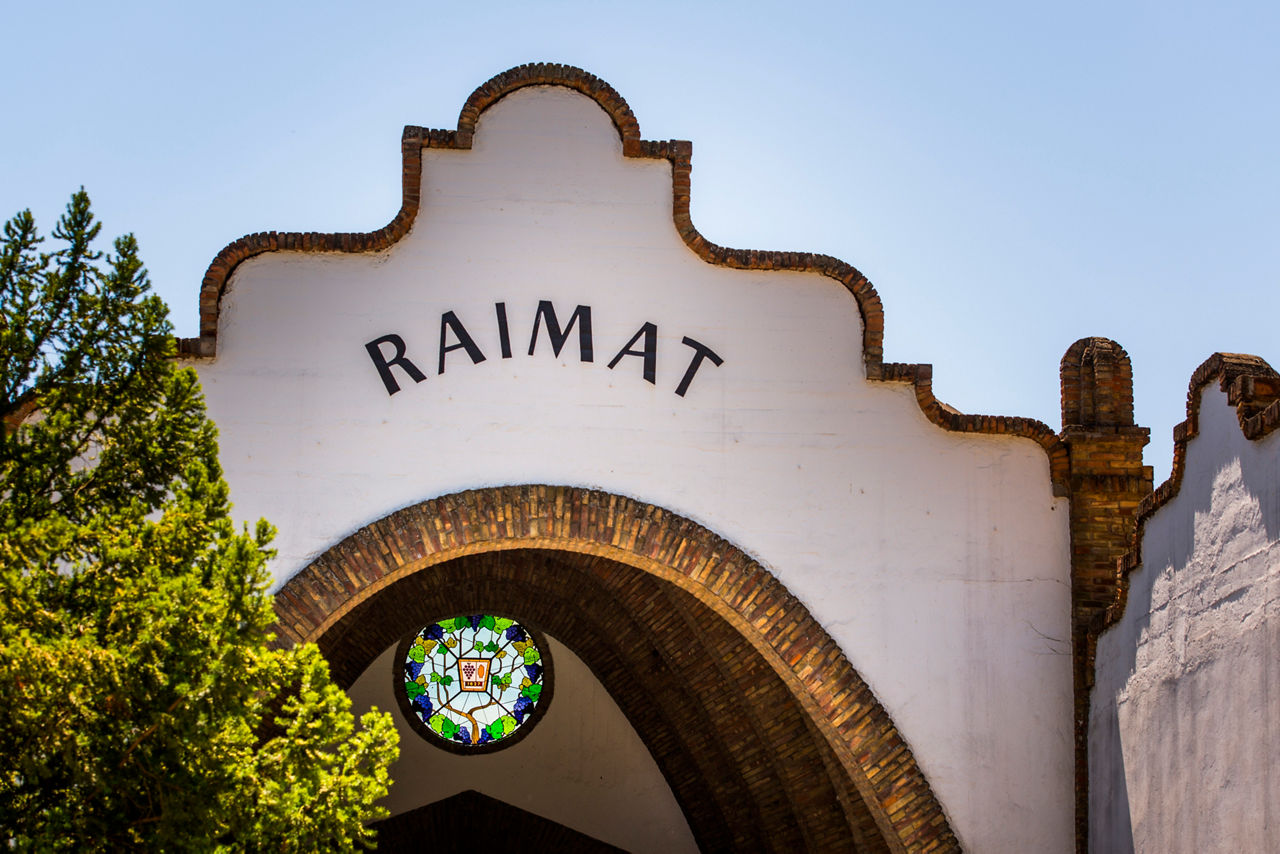 Grand Tour de Catalunya. Tram 3. Fragment de l'entrada al celler Raimat, amb el nom escrit a la façana.