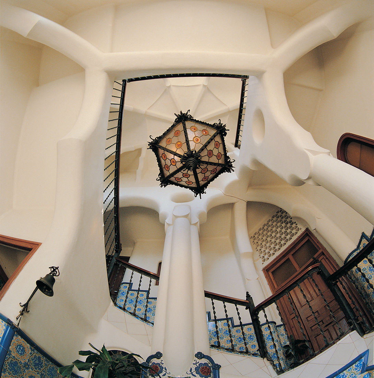 Interior de la torre Bellesguard, concretament de l'espai buit de l'escala i de la làmpara que presideix l'espai.