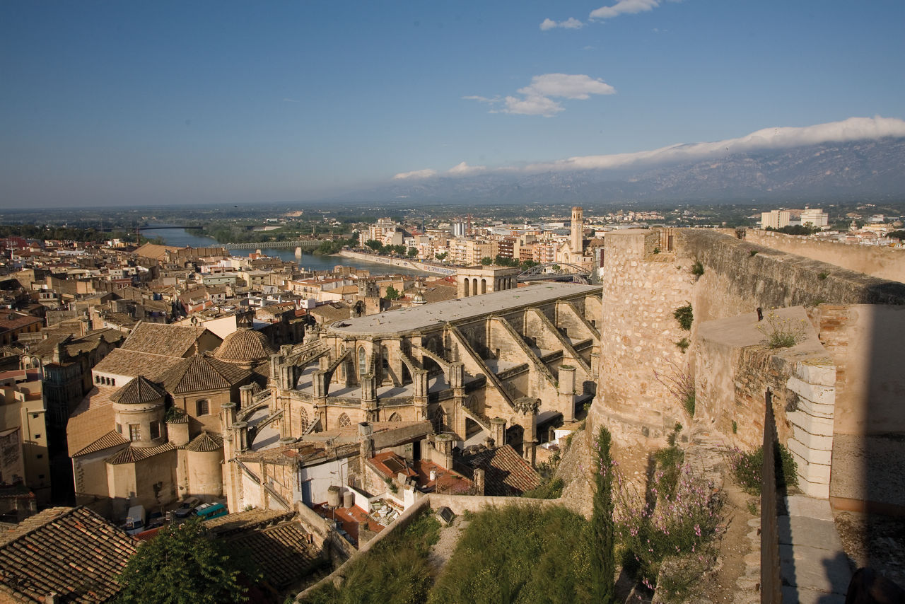 Vista panoràmica de la Seu i el casc antic de Tortosa, vistos des del Castell de La Suda. Es pot apreciar també part del riu Ebre.