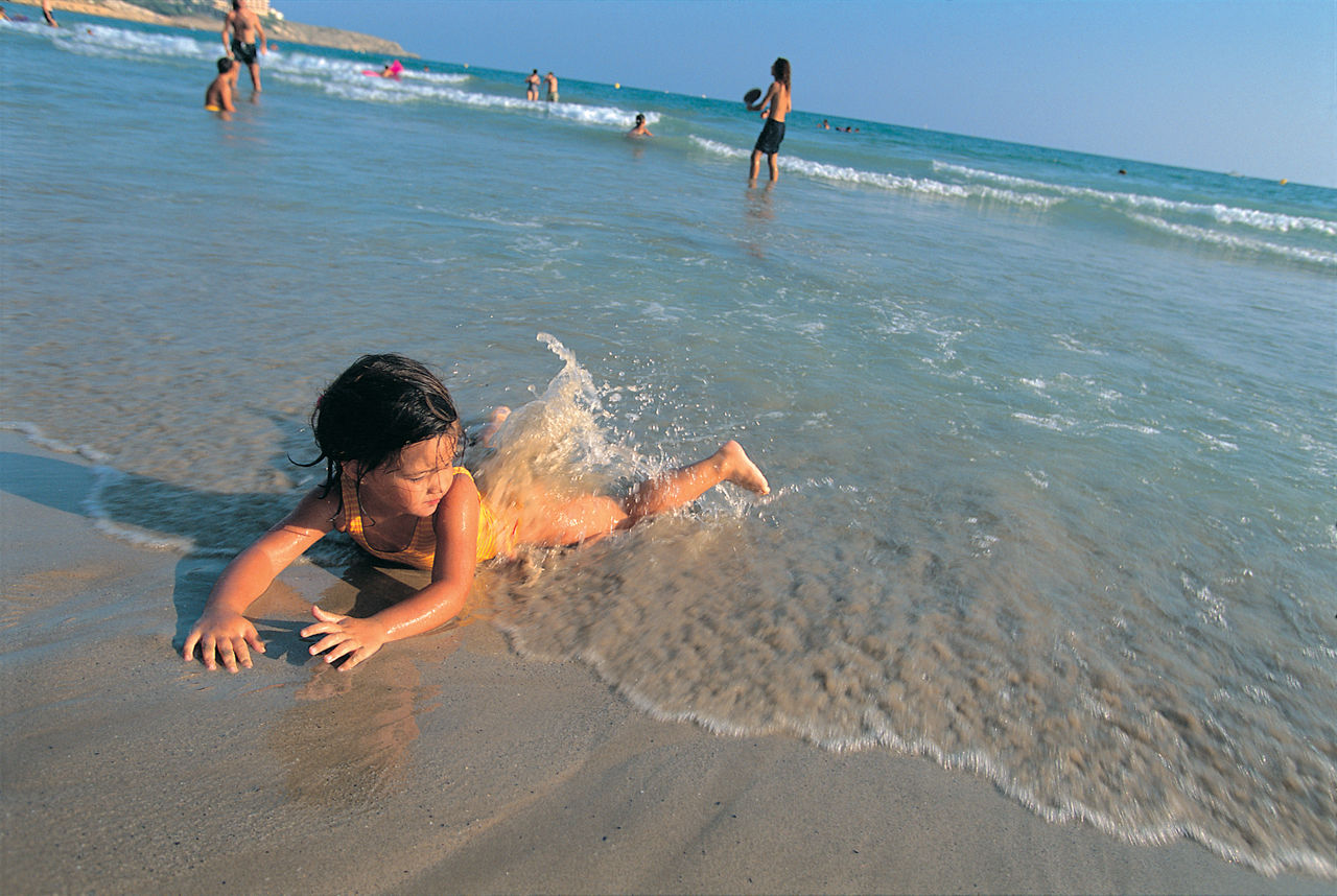 Nena a la platja llarga de Salou.