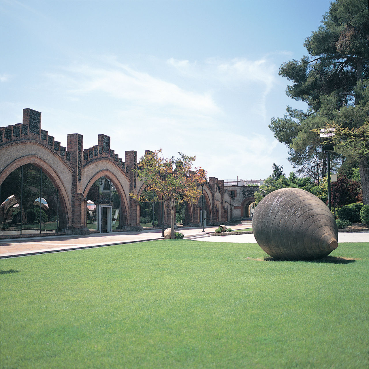 Jardins de les caves Codorniu. L'edifici va ser dissenyat per l'arquitecte Josep Puig i Cadafalch.