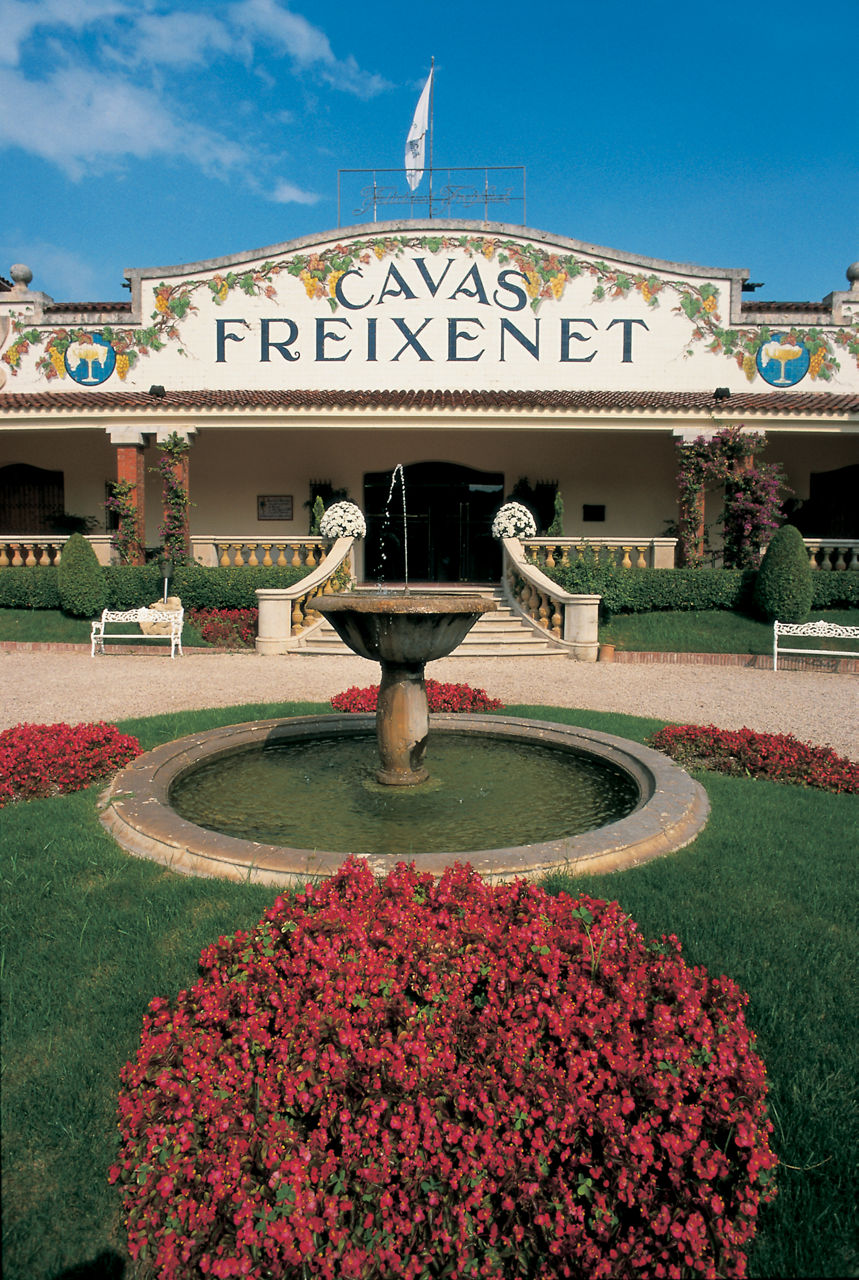 Façana de l'edifici de les caves Freixenet 