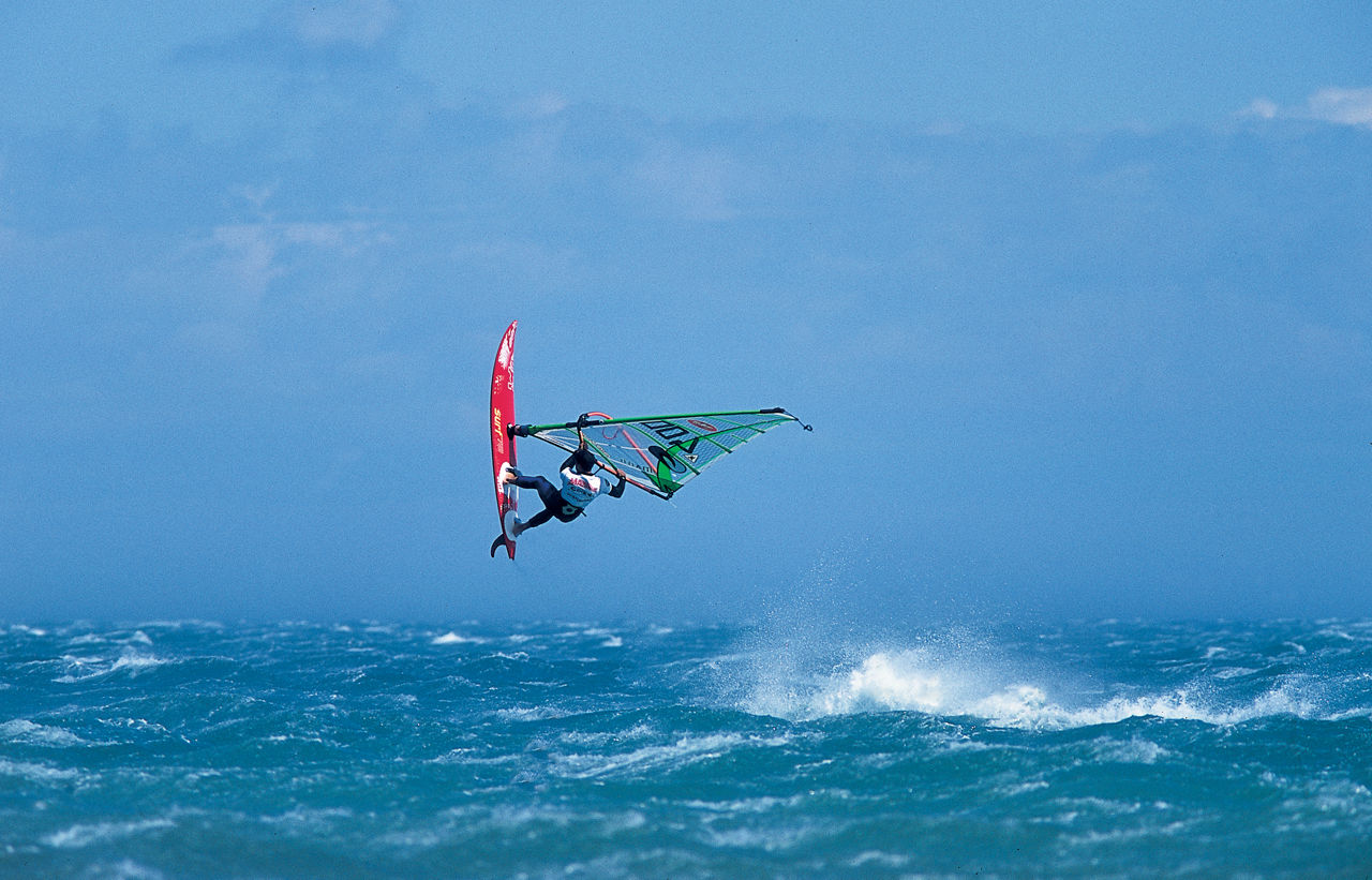 Una persona practicant windsurf amb un fort onatge.