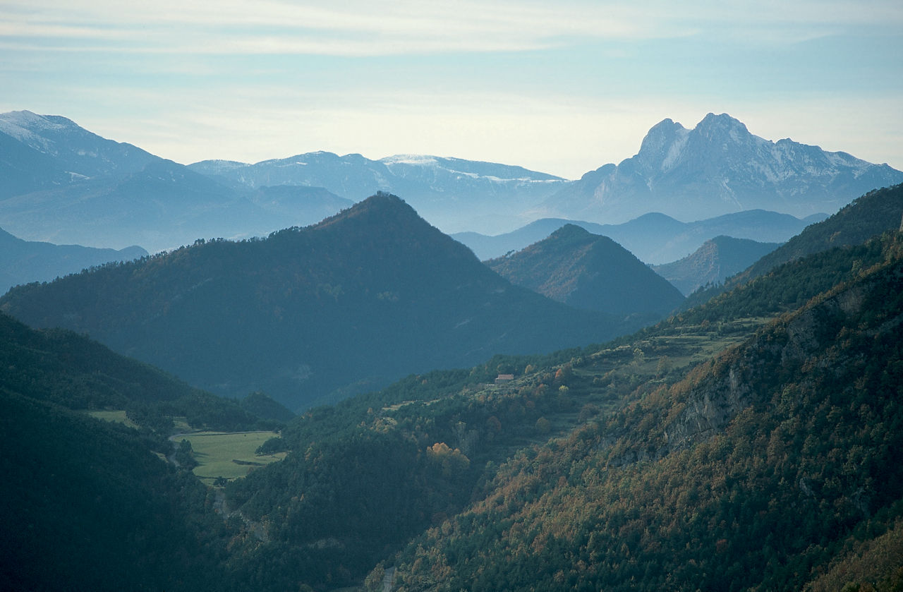 Vista panoràmica de la serralada del Cadí i el Pedraforca, al Parc Natural del Cadí-Moixeró.