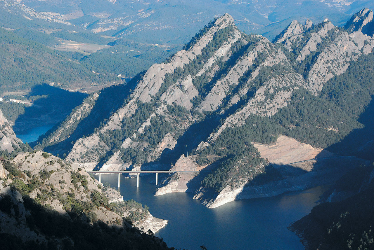 Vista panoràmica de la Vall de Lord, de les muntanyes que l'envolten i del pantà de la Llosa de Cavall.