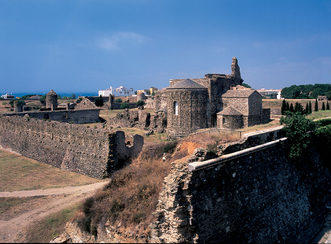 Església del monestir benedictí d'estil romànic de Santa Maria de Roses (segle XI) en el recinte de la Ciutadella de Roses. 