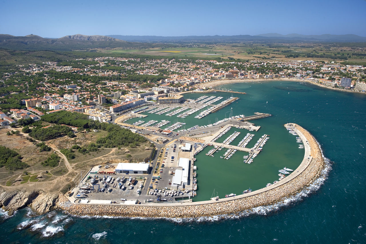 Al Port de l'Escala, situat a la badia de Roses, hi trobem el Club Nàutic, ben a prop de les ruïnes d’Empúries i dels Parcs Naturals del Montgrí i dels Aiguamolls de l’Empordà.