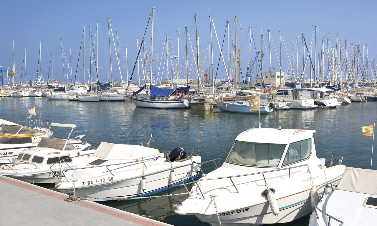 Embarcacions al port de Vilanova i la Geltrú, tercer port marítim més important de Catalunya.