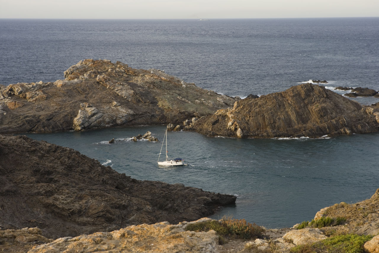 Embarcació a una cala del Parc Natural del Cap de Creus. 