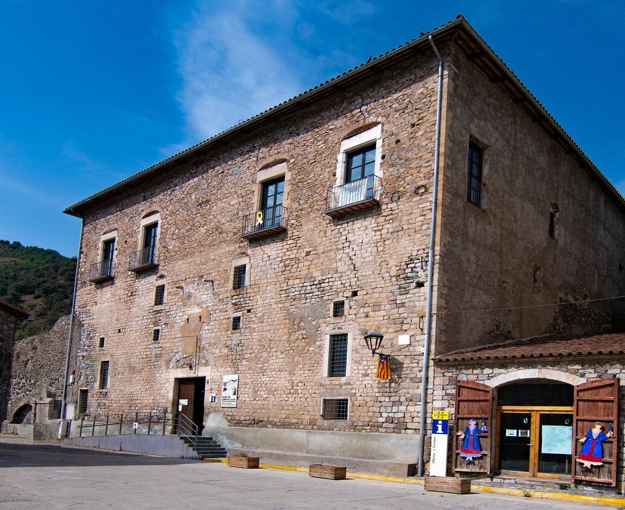 Exterior del Museu de Gerri, situat a l’edifici on antigament s’emmagatzemava la sal a la localitat.