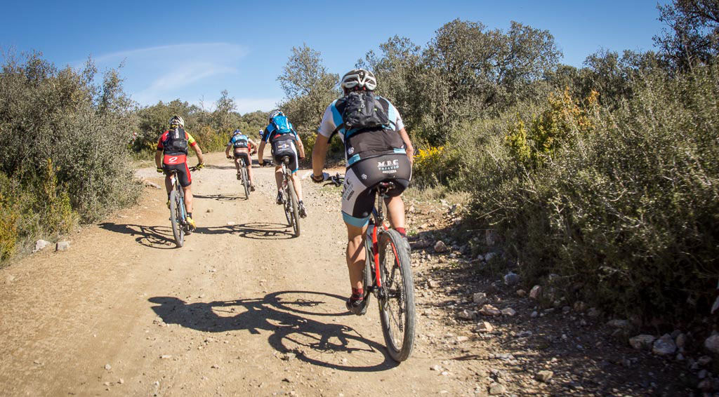 Ciclistes de BTT per un camí als voltants de Sant Llorenç de Montgai