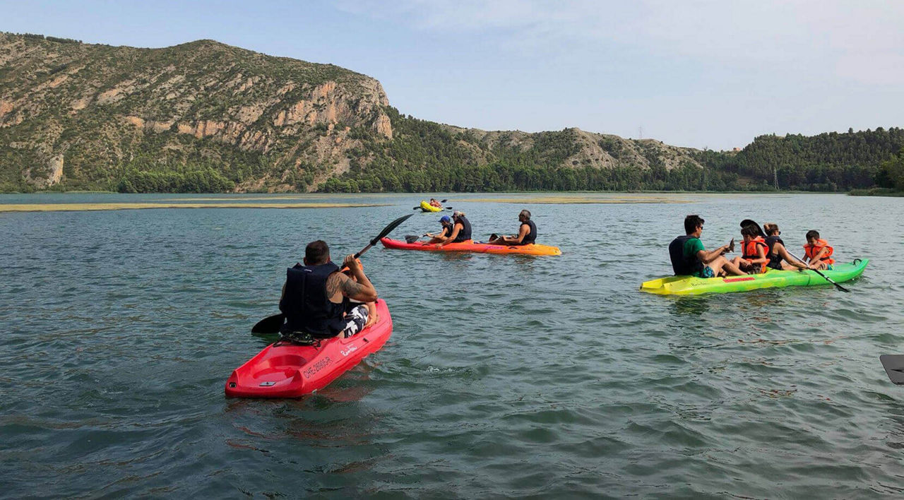 Un grup practica caiac al llac