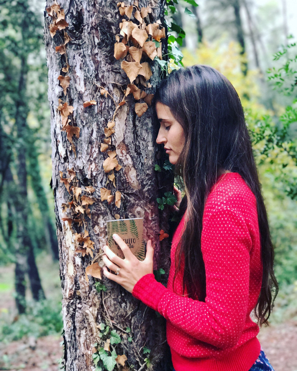 Una dona abraça un arbre durant el bany de bosc de la Masia La Garriga ubicada a Castelladral.