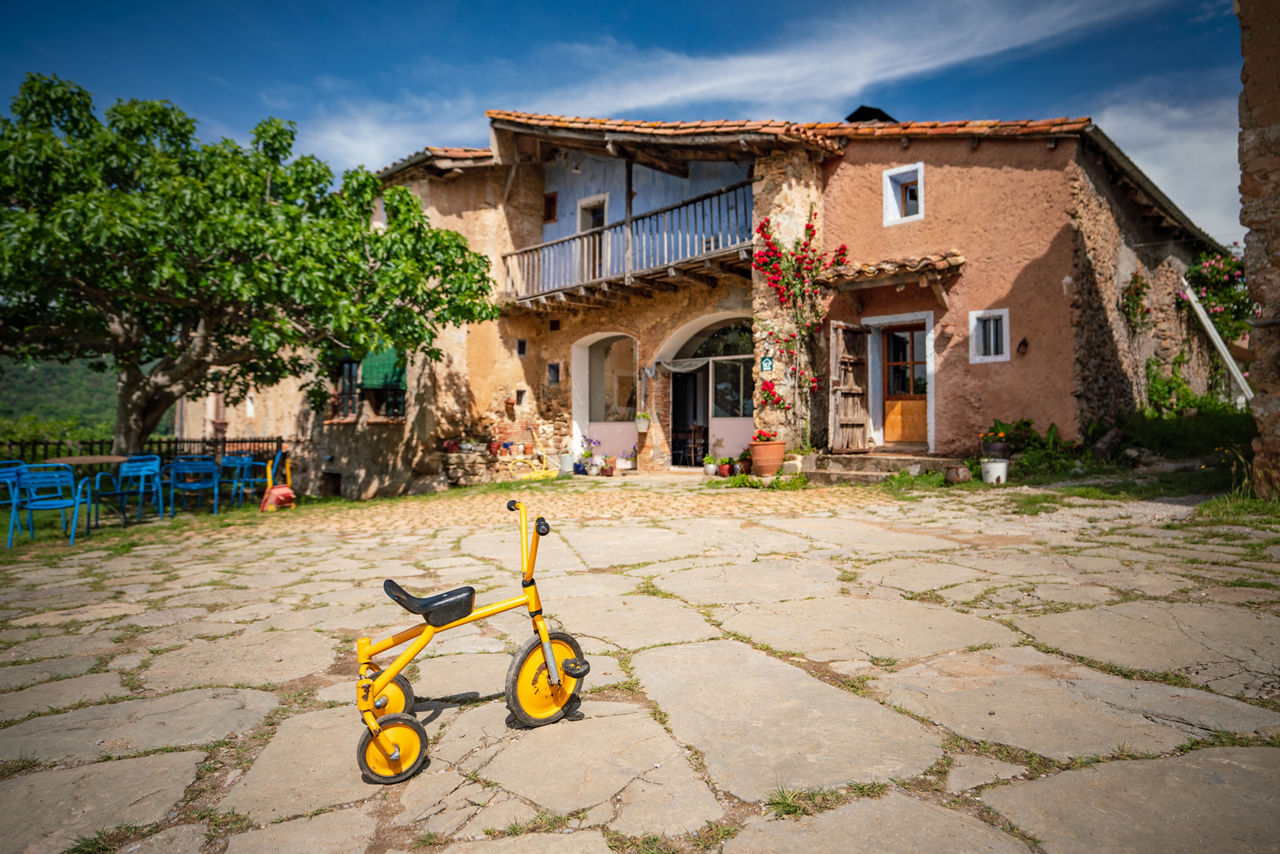 Bicicleta infantil estacionada a l'exterior de la Masia Mas Garganta ubicada a la Vall d'en Bas.