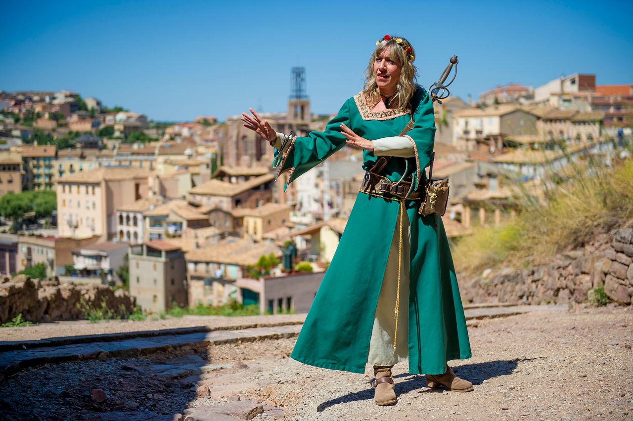 Actriu en plena actuació durant una visita teatralitzada en família a la Torre de la Minyona situada al castell de Cardona.