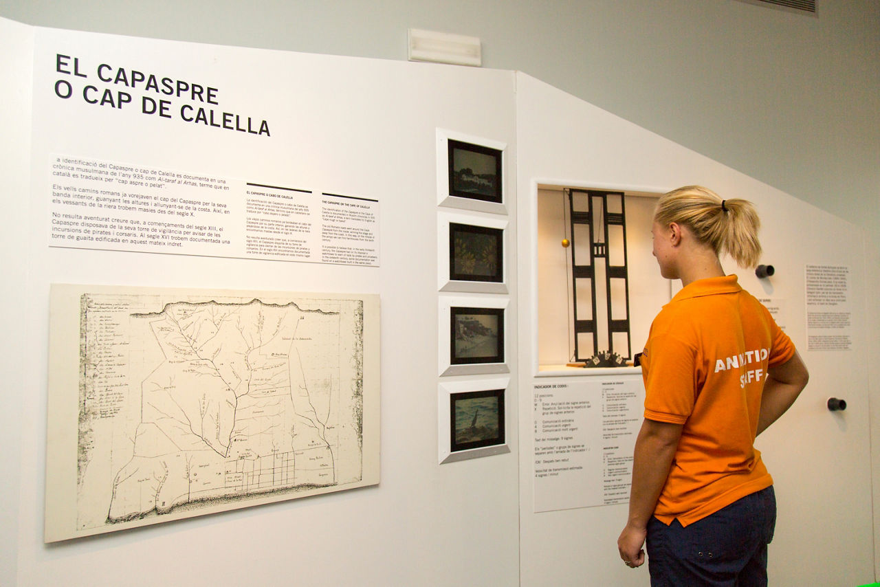 Noia llegint un dels panells del Museu del Turisme (MUTUR).