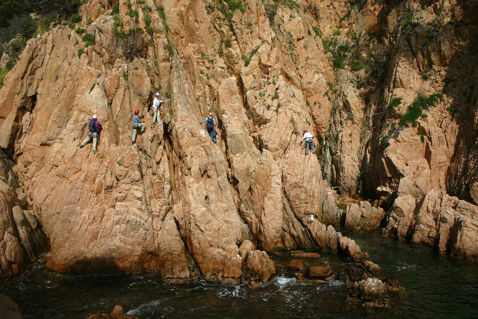 Via Ferrada per sobre del mar.