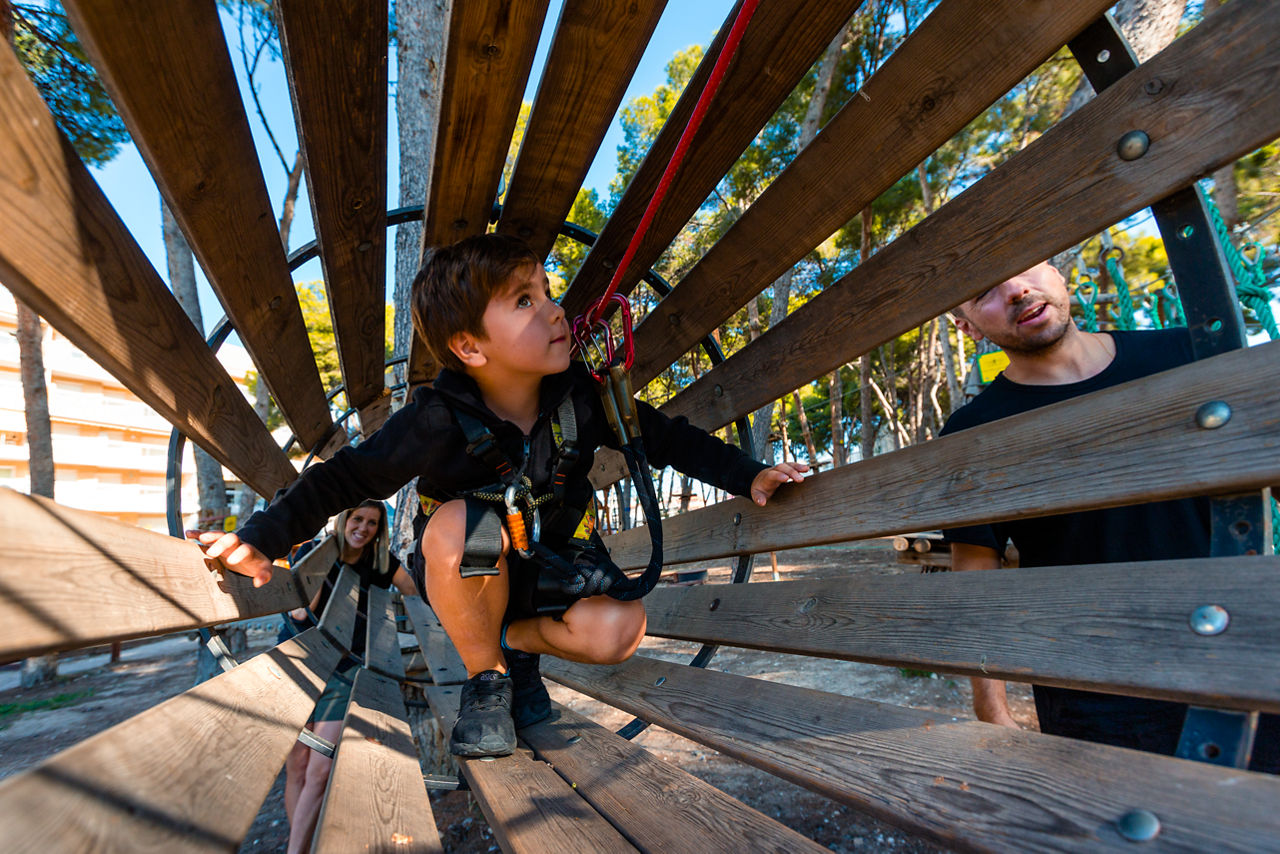 Família realitzant una activitat al parc multiaventura Bosc Aventura de Salou.