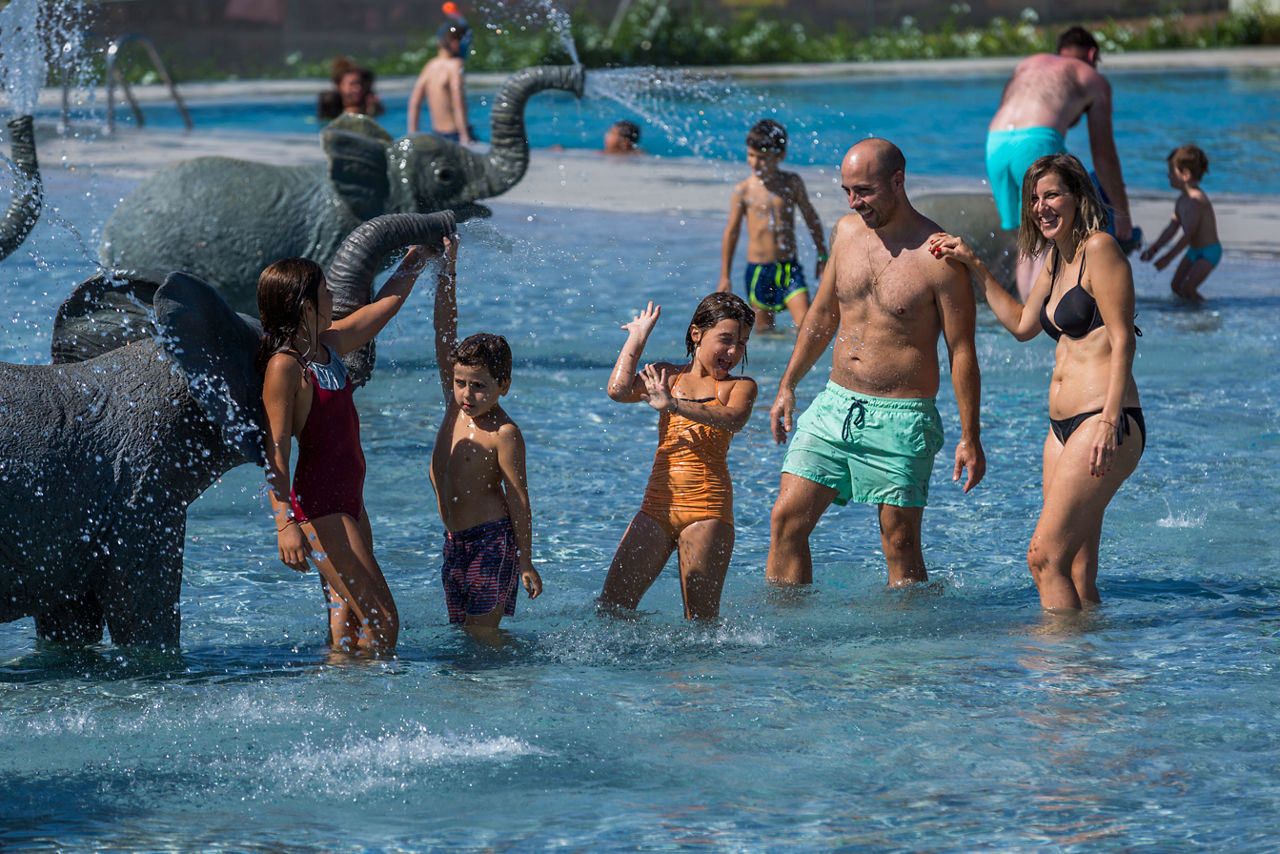 Família gaudint de la piscina africana, amb elefants inclosos, al càmping Sangulí de Salou.