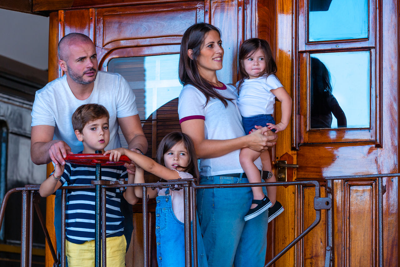Família visitant el Museu del Ferrocarril de Catalunya a Vilanova i la Geltrú. 