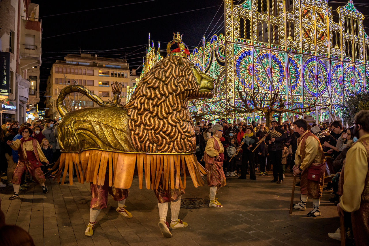 El lleó de Valls en el seguici a les Festes Decennals en honor a la Mare de Déu de la Candela (Valls, Alt Camp, Catalunya).