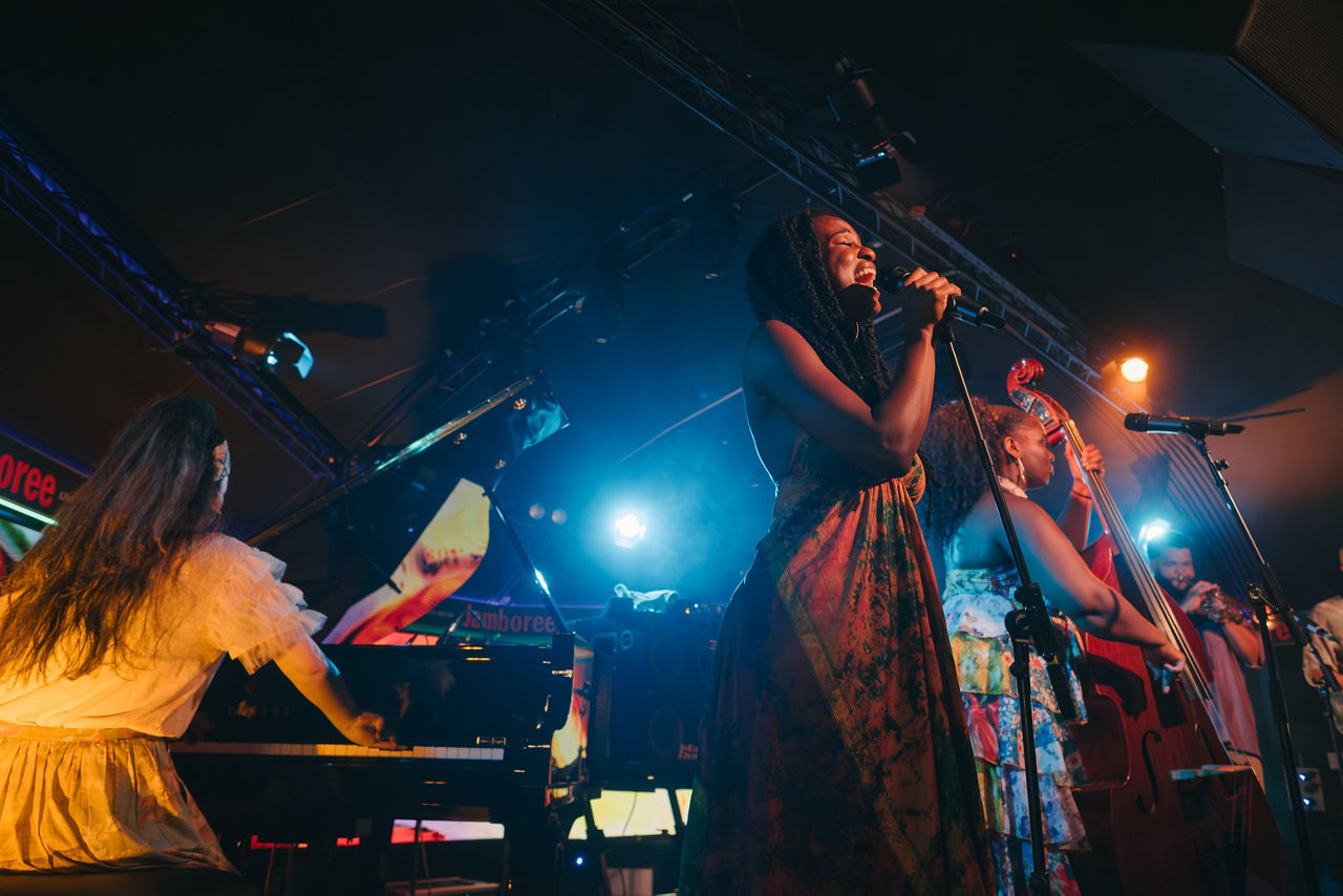 Concert en directe del Mas i Mas Festival, un festival de música en directe a Barcelona que potencia la música jazz, soul, funk, hip-hop i molt més.