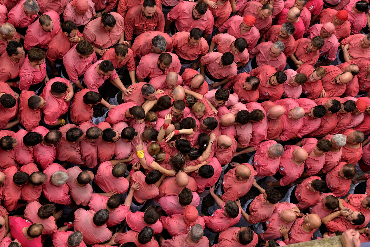 Colla Vella dels Xiquets de Valls preparant un 4 de 9 amb agulla.
