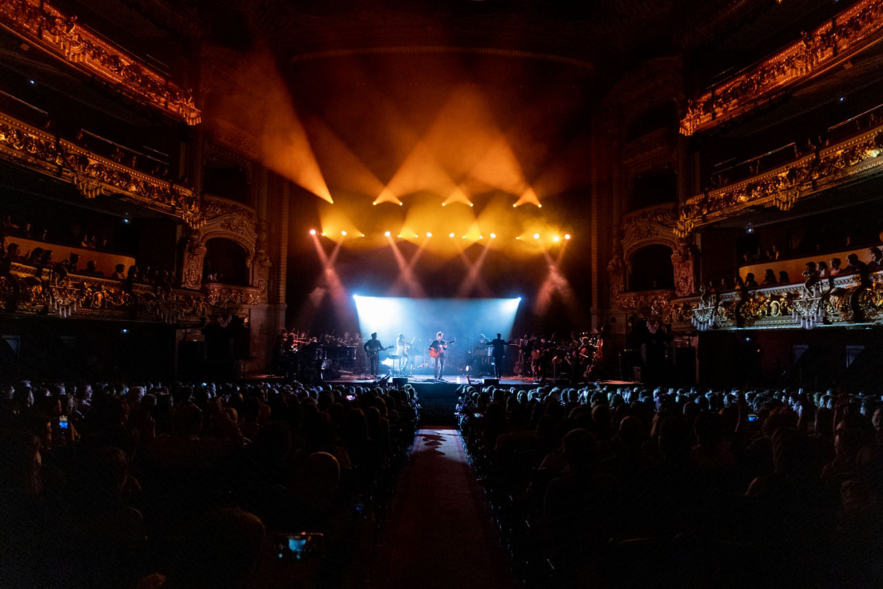 Ramon Mirabet actuant davant del públic al Gran Teatre del Liceu durant el Festival del Mil·lenni.