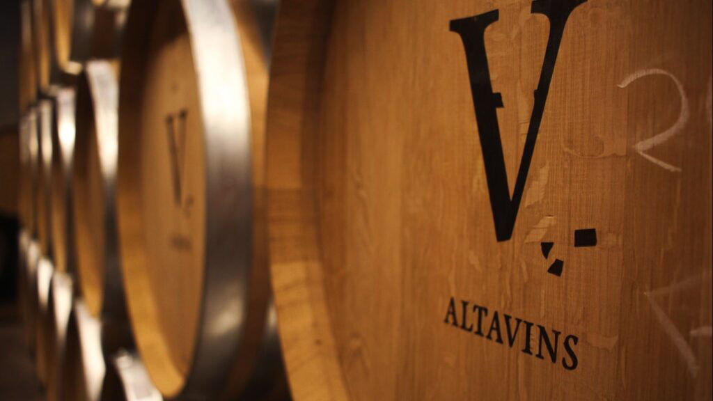 Detall de botes al celler d'Altavins, una de les propostes enoturístiques de Bodevi.