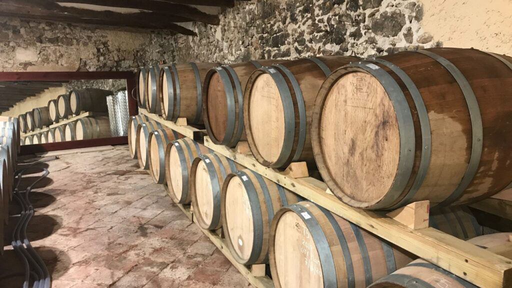 Detall de les botes al celler Gritelles, una de les propostes enoturístiques de Bodevi.
