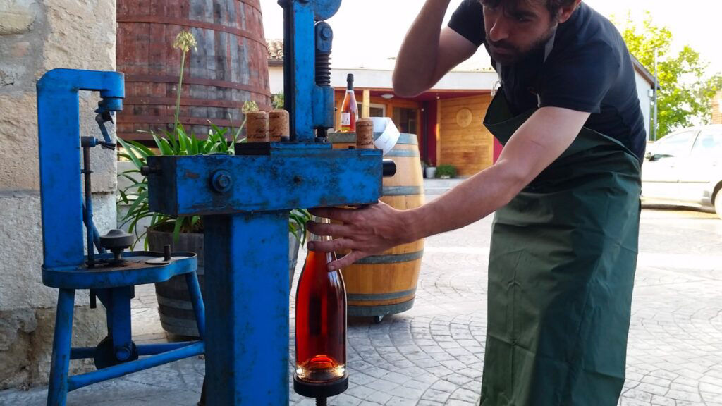 Empleat del celler Suriol omplint una ampolla de vi, una de les propostes enoturístiques de Bodevi.