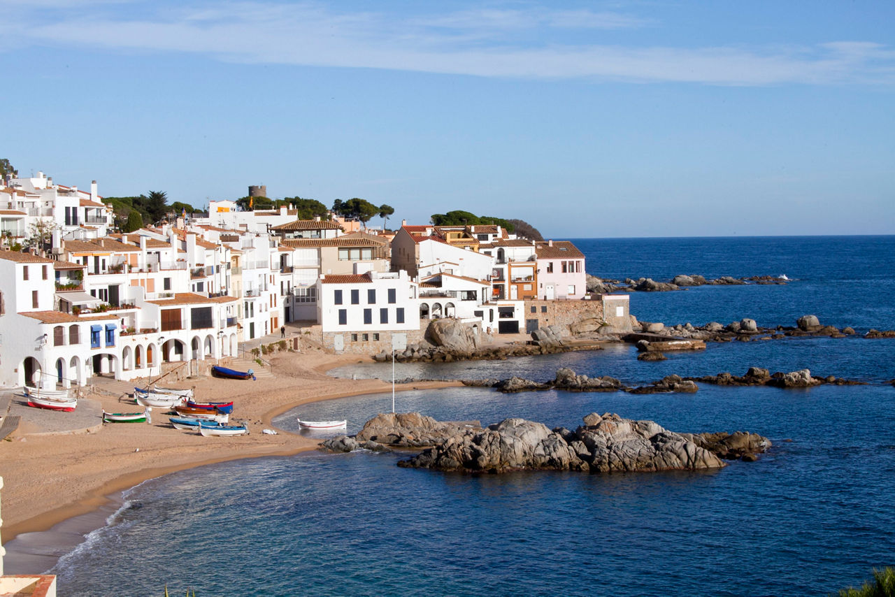 Vista panoràmica parcial del Camí de Ronda de Calella, amb una platja de roques en primer terme.
