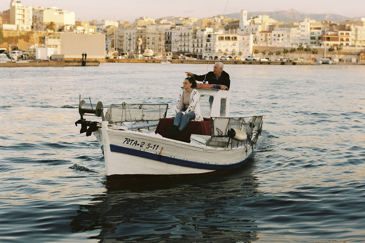 Dos personas navegando por el mar Mediterráneo