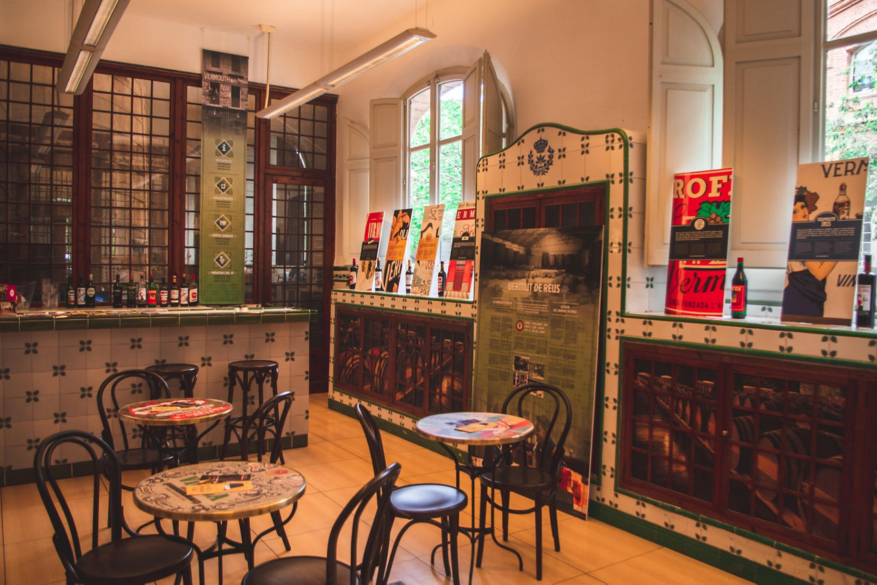 Mostrador de recepció de la "Casa del vermut i del vi" tematizat com una barra de bar per a que els visitants d'aquest espai puguin degustar els diferents vermuts i conèixer més sobre la història d'aquest aperitiu vínic típic de Reus.  