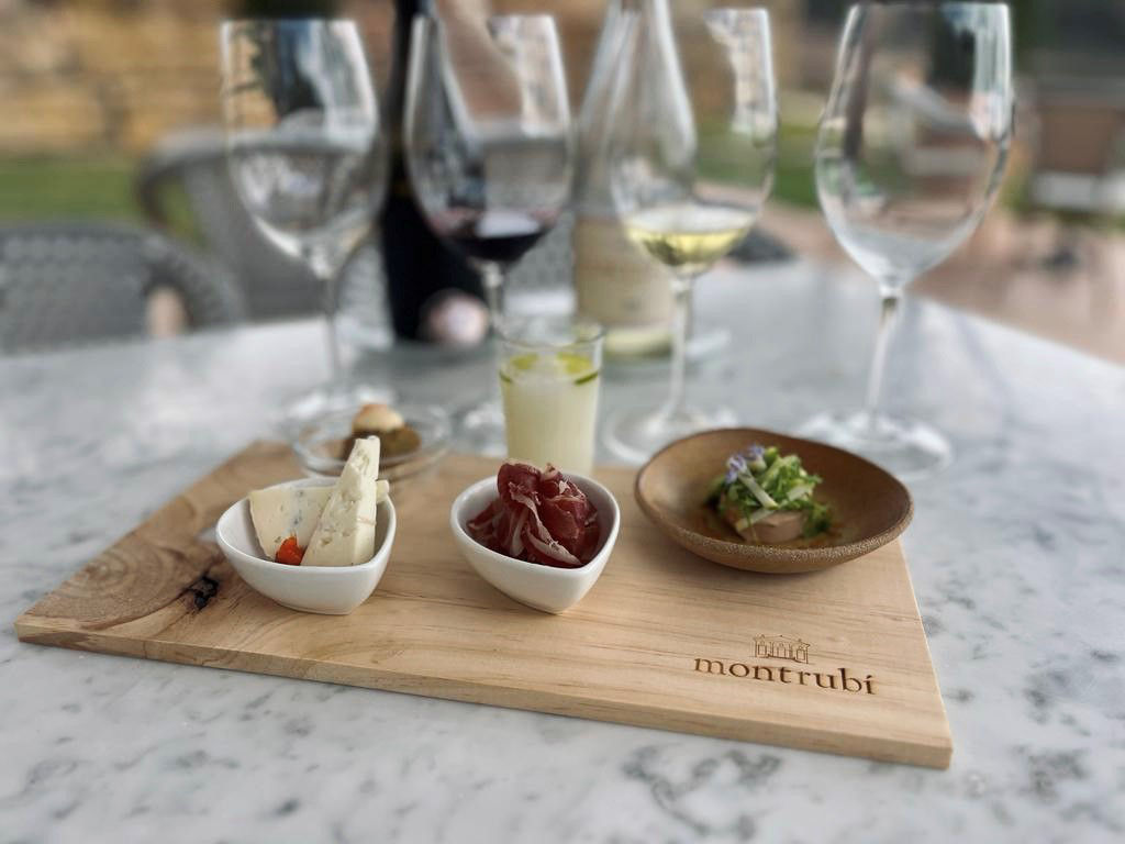 Taula de productes locals per a maridar amb vins d'Heretat Montrubi.