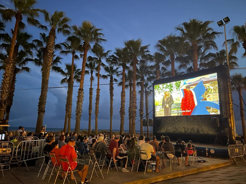 Cine a l'aire lliure a la plaça de Les Palmeres de Castelldefels.