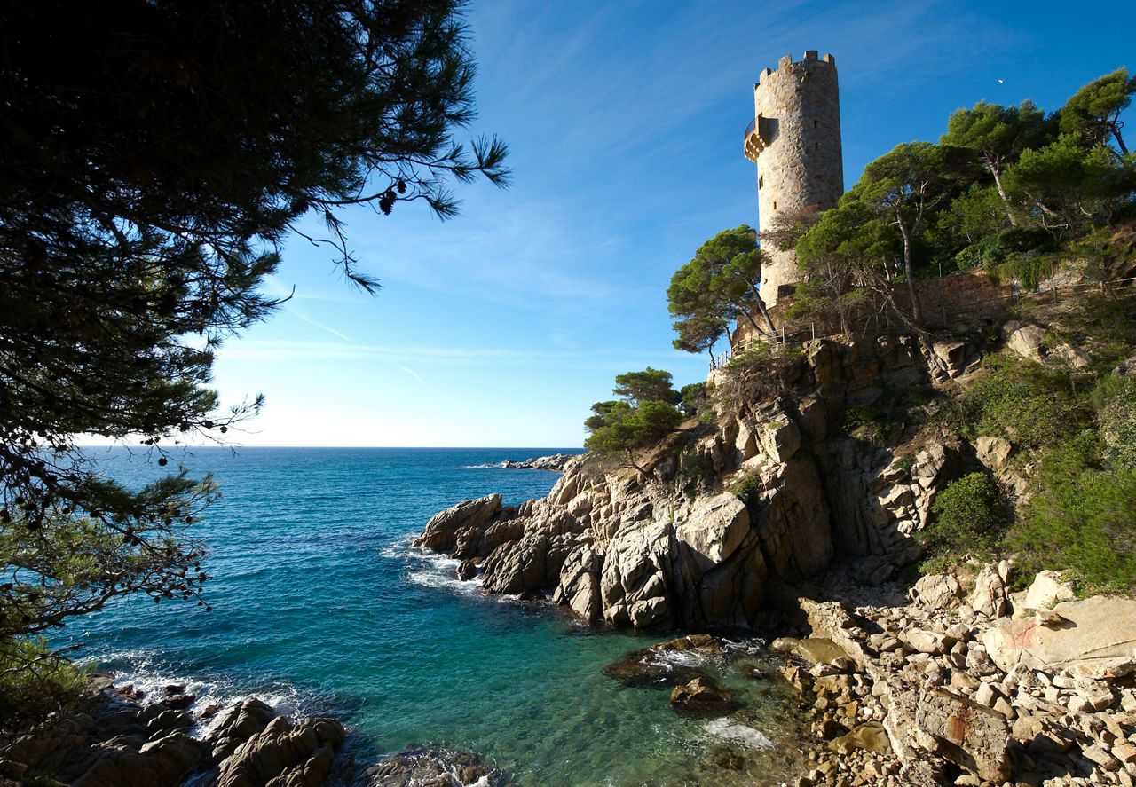 Torre Valentina, antiga torre de defensa costenca, des del camí de ronda de Calonge.
