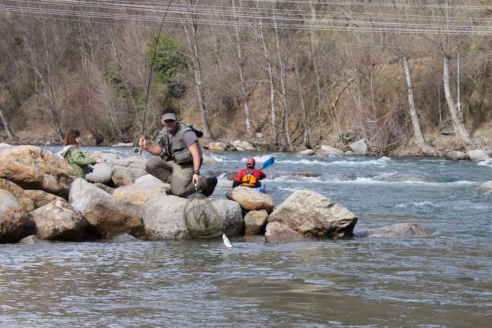 Pescadors i caiac al riu Noguera Pallaresa. 