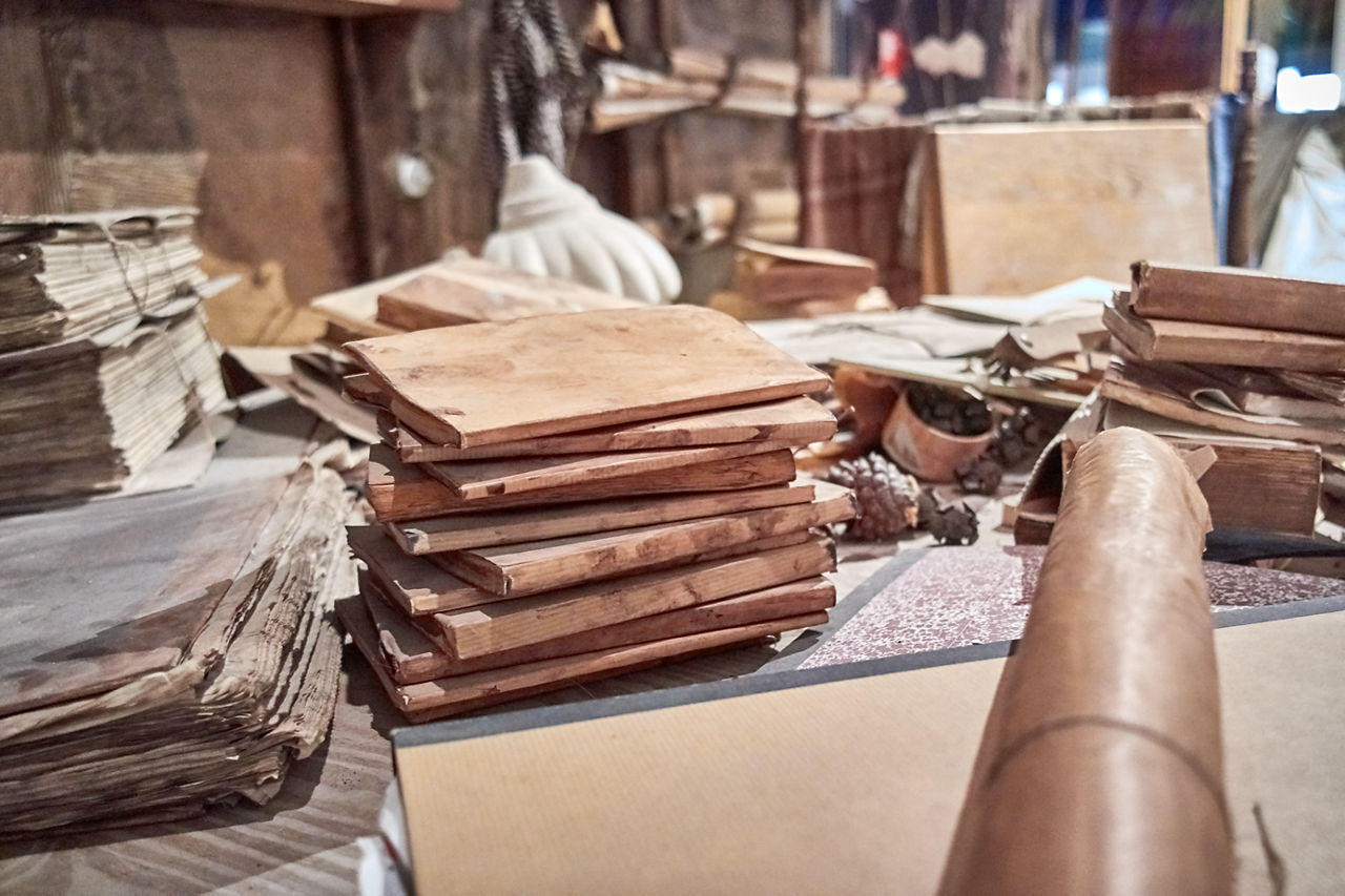 Llibres i plànols a la sala "L'obrador" del Gaudí Centre, el centre d'interpretació en el qual s'exposa la vida i obra d'Antoni Gaudí, a la plaça del Mercadal de Reus, on es pot visitar una reproducció del lloc en el qual l'artista treballava i vivia.