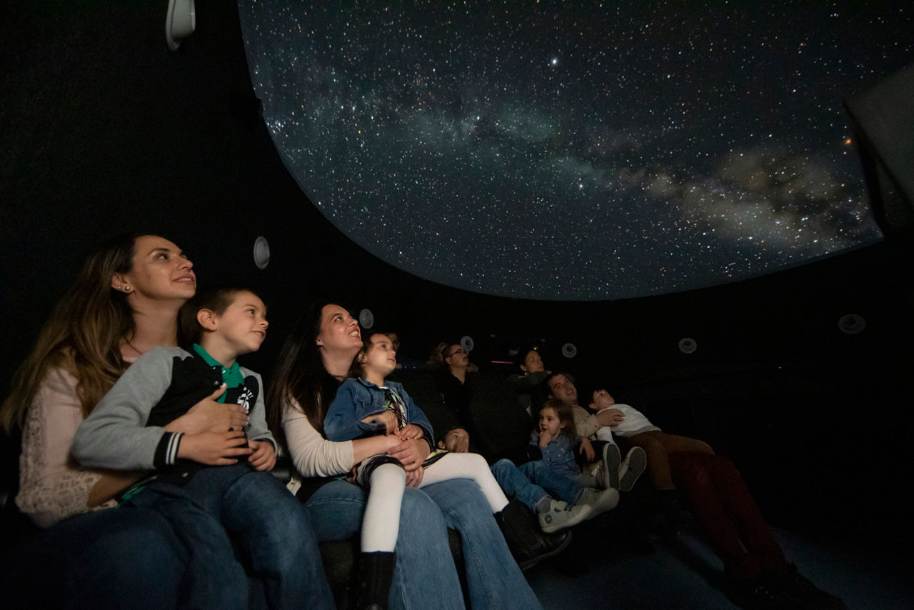 Famílies observant el cel estrellat a l'interior del Parc Astronòmic del Montsec.