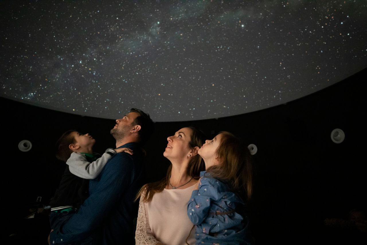 Família observant el cel en el Parc Astronòmic del Montsec.