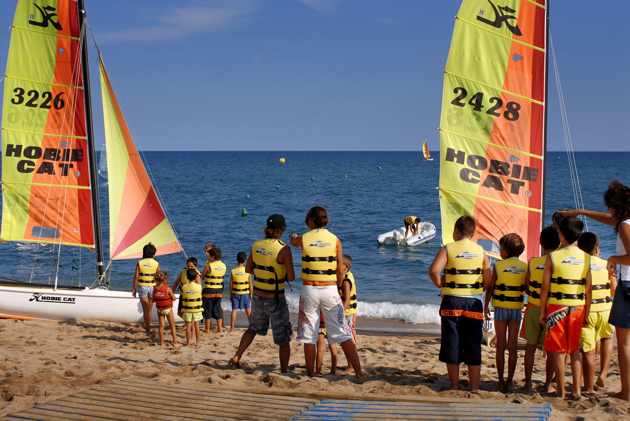 Nens fent classes de vela lleugera a la base nàutica de Santa Susanna.