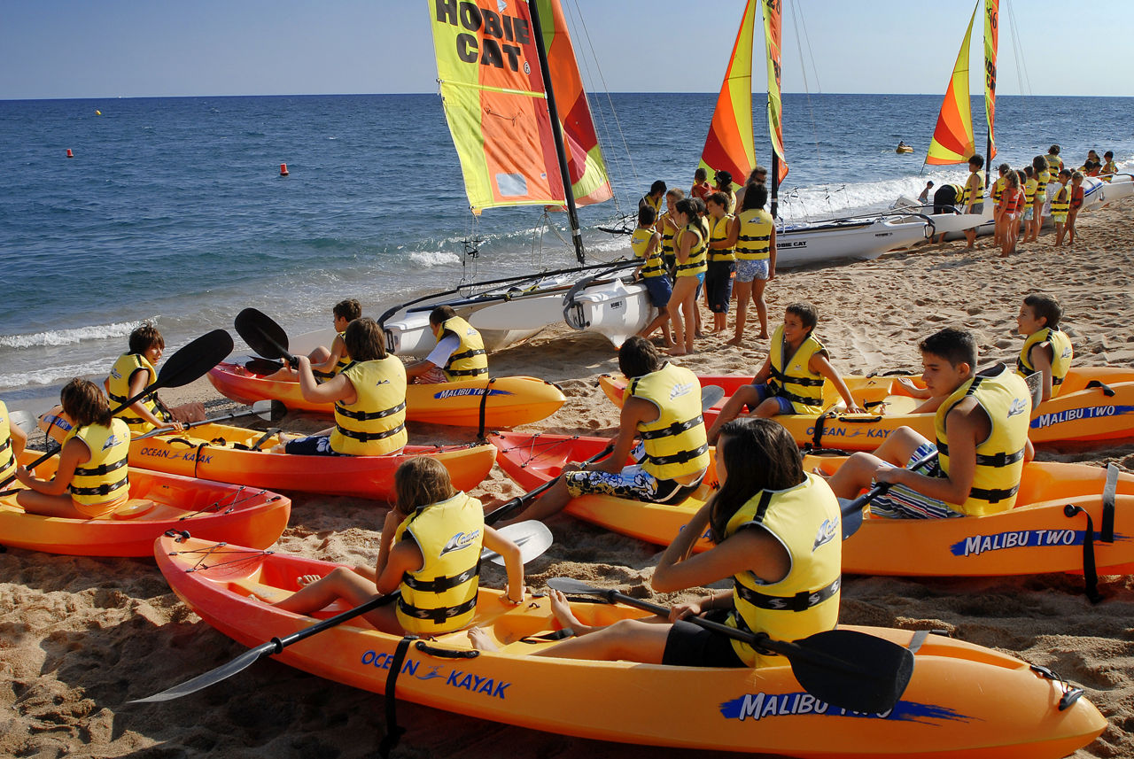 Nens fent classes de vela lleugera i caiac de mar a la base nàutica de Santa Susanna.