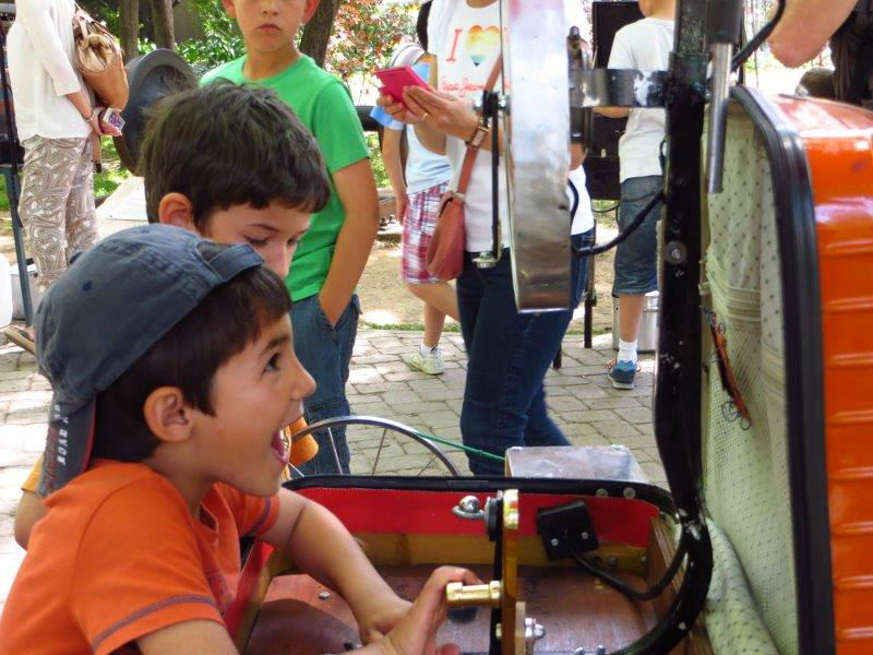 Nens provant un rellotge, part dels aparells al Festival d'Astronomia del Montsec.