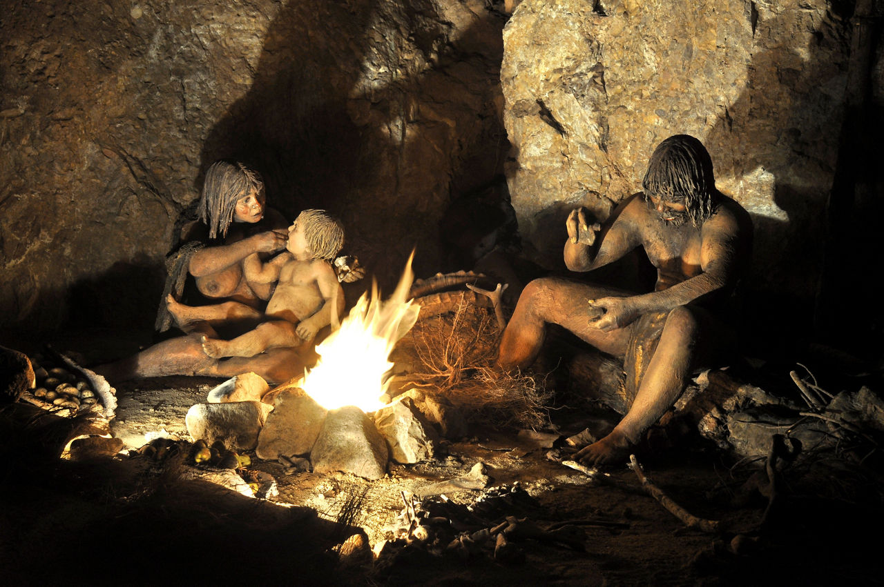Recreació de la vida prehistòrica a les coves de l'Espluga de Francolí.