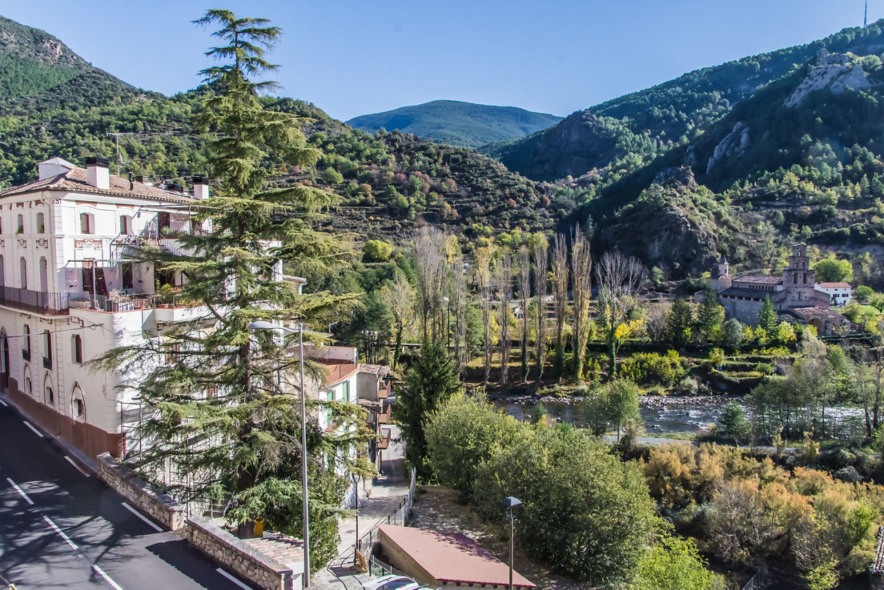 Vista panoràmica parcial de la localitat de Gerri de la Sal, al municipi de Baix Pallars, comarca del Pallars Sobirà (província de Lleida), amb els Pirineus al fons de l'imatge.