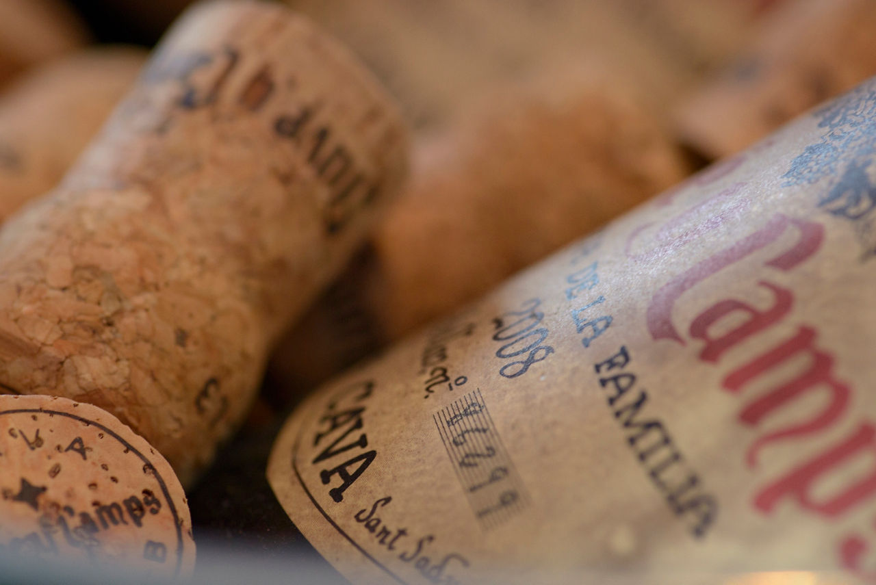 Etiquetes i taps de cava dels Cellers Juvé & Camps.
