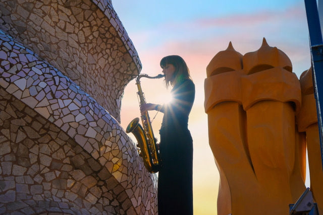 Dona tocant el saxòfon al terrat de la Casa Milà. La Pedrera.