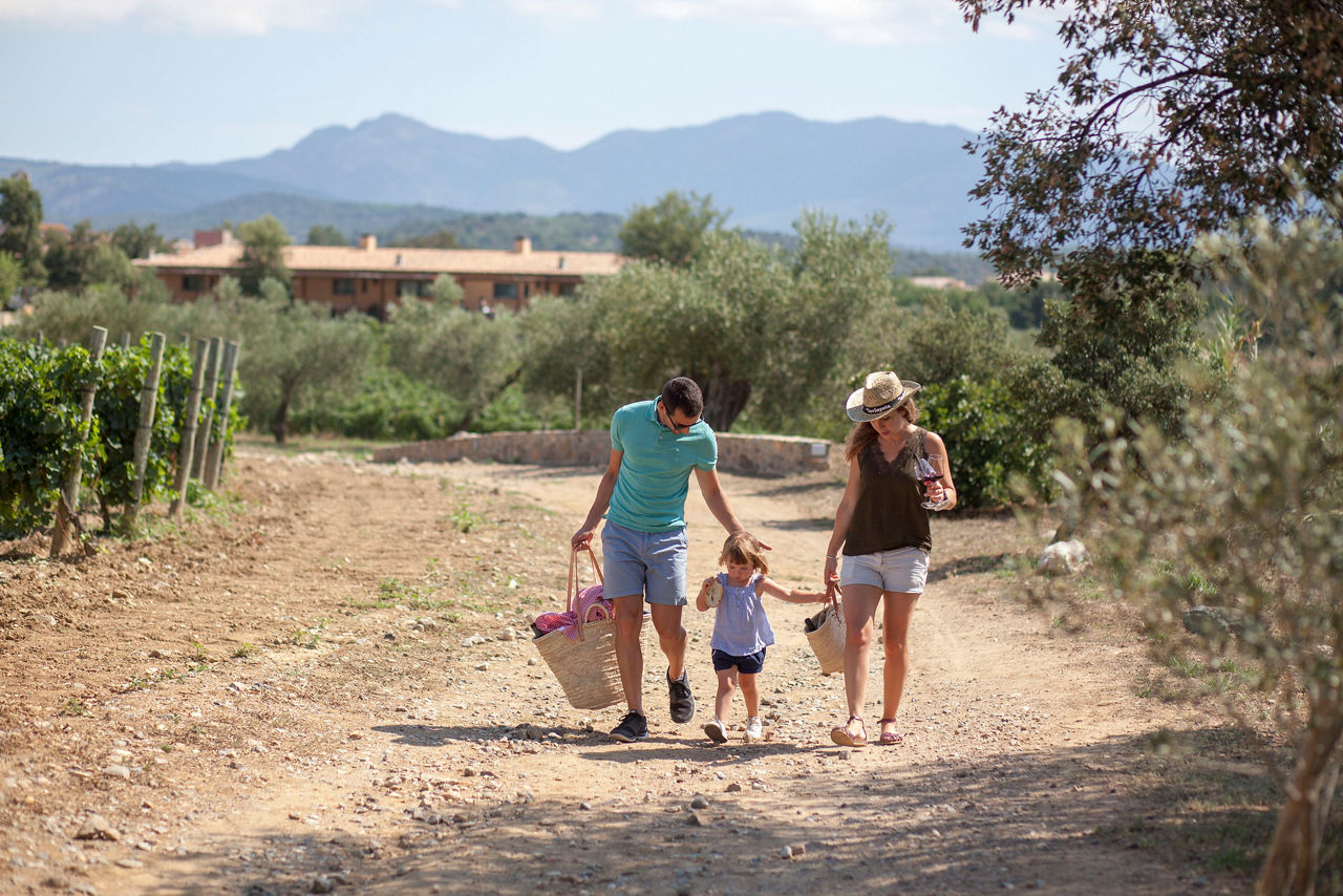 Família visitant les vinyes de La Vinyeta.