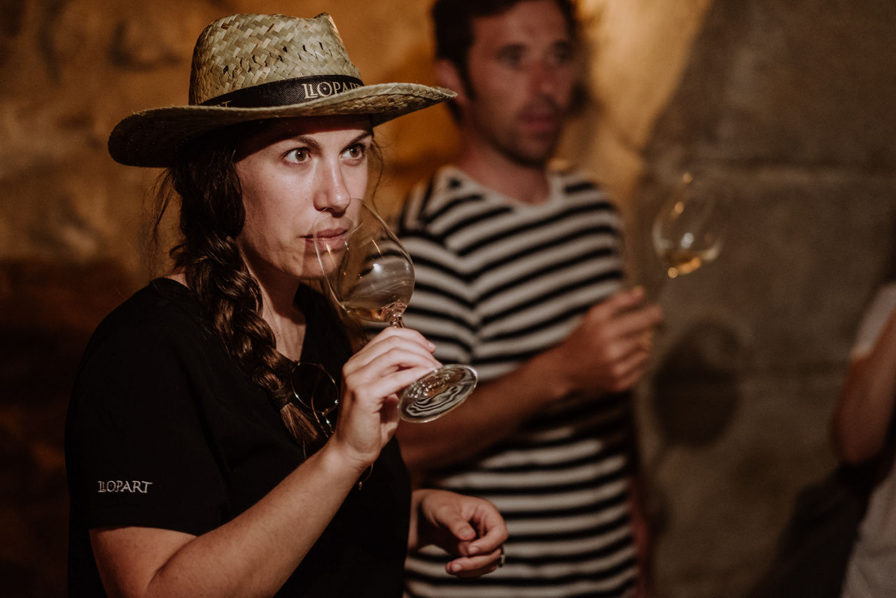 Visitants tastant un dels vins de Llopart a la proposta de visita Leopardi.